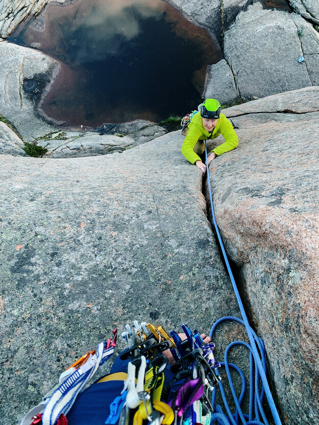 Caja Schöpf beim Klettern in Skandinavien