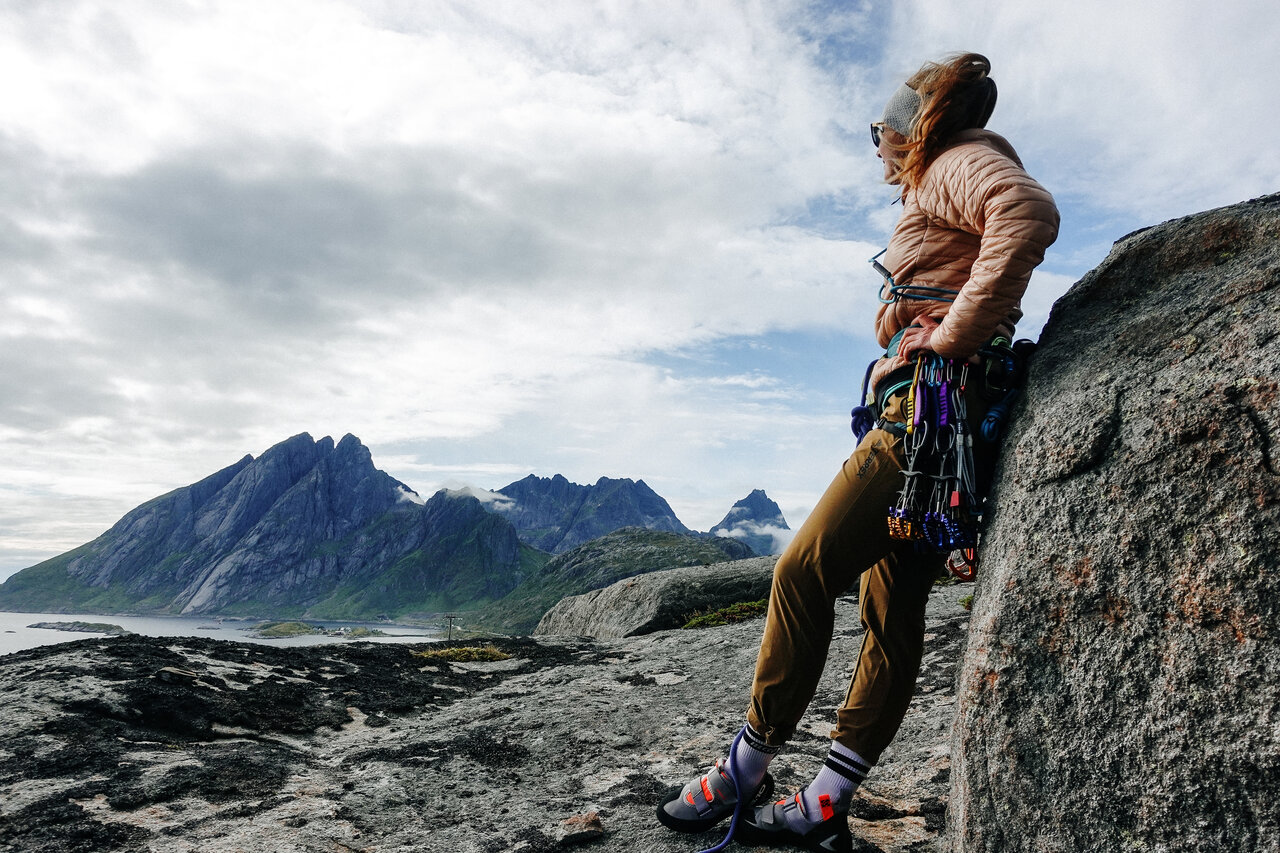 Caja Schöpf beim Klettern in Norwegen