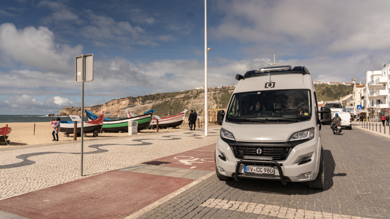 CROSSCAMP Camper Van am Strand in Portugal 
