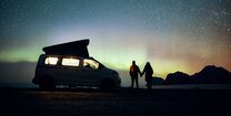 Polarlichter am nächtlichen Himmel beim Camping in Norwegen mit dem CROSSCAMP