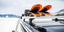 CROSSCAMP mit Salomon-Ski auf dem Dachträger