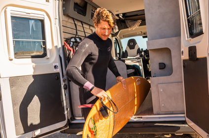 CROSSCAMP Explorer verstaut Surfbrett im Camper Van FLEX 541