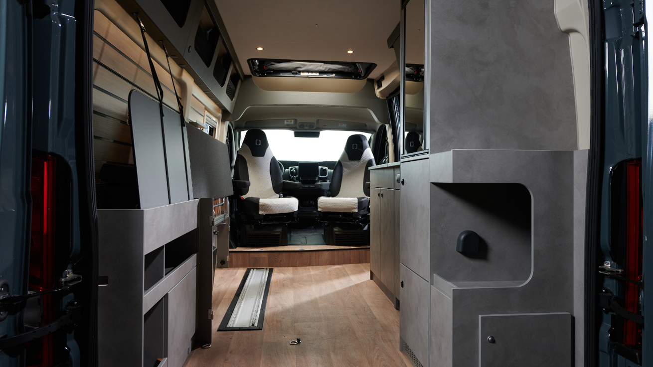 Innenraum des CROSSCAMP FLEX 541 mit flexibler Dusche und viel Ausstattung
