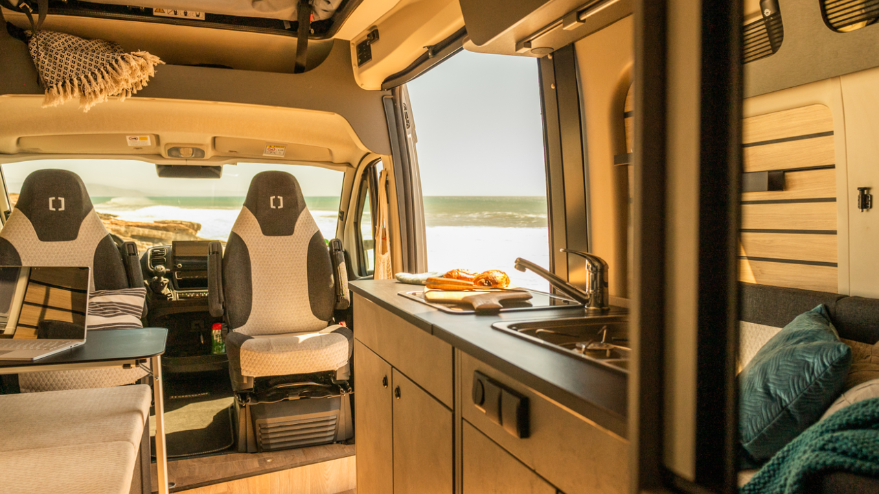 Camping-Ausstattung des FLEX 541 Camper Vans mit Blick auf die Küchenzeile