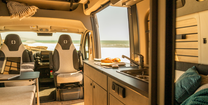 Camping-Ausstattung des FLEX 541 Camper Vans mit Blick auf die Küchenzeile
