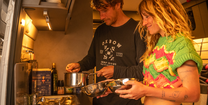 Paar kocht auf Küchenblock des neuen CROSSCAMP Camper Vans FLEX 541