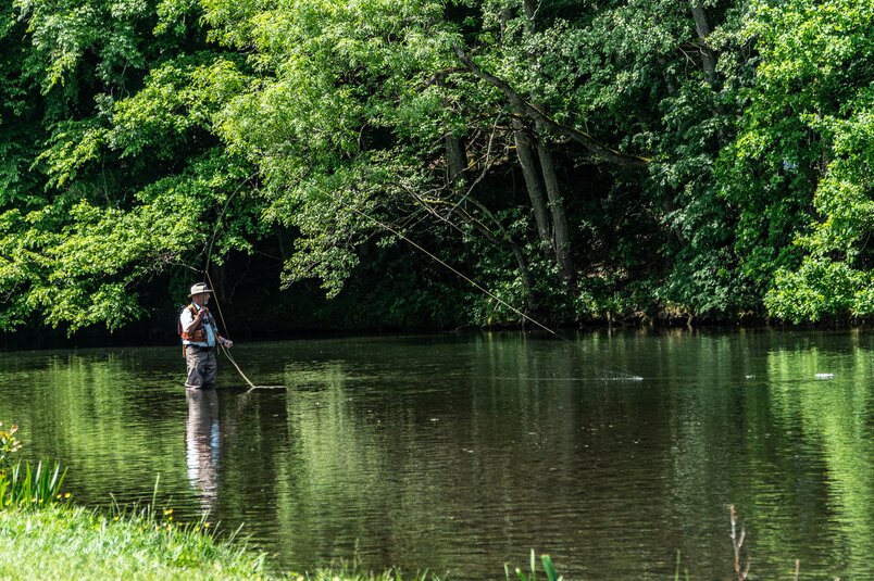 Stop am Fluss Sauer bei Camping-Trip durch Luxemburg