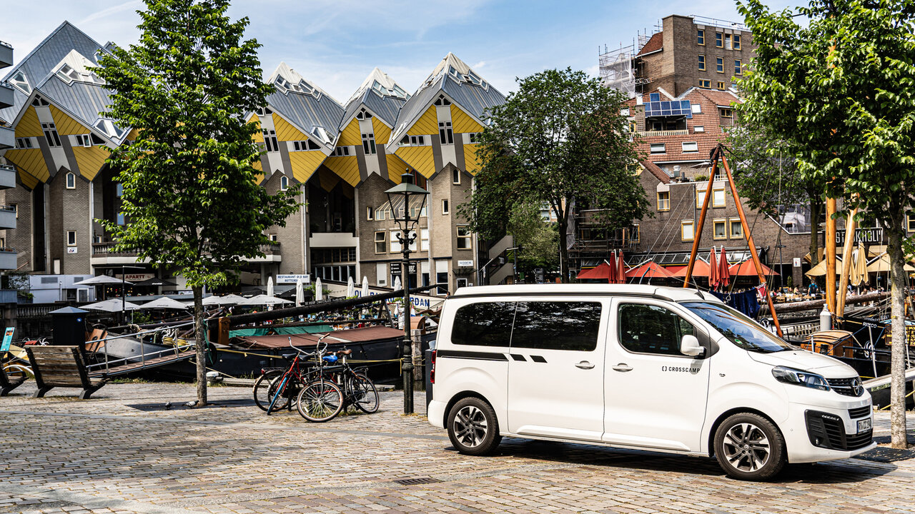 Kubushäuser am Yachthafen in Rotterdam (Niederlande)