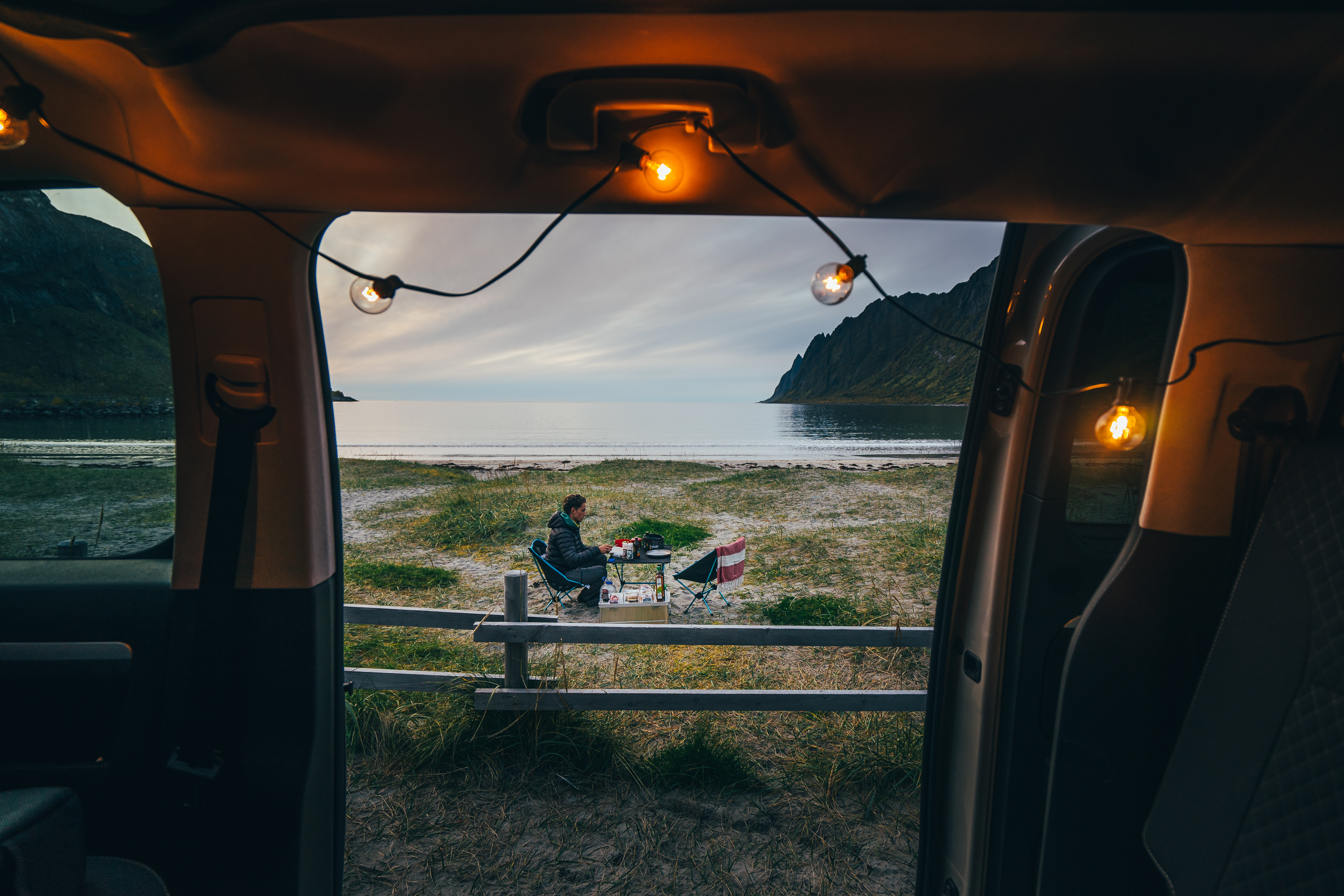 Blick aus dem CROSSCAMP an den Strand in Norwegen