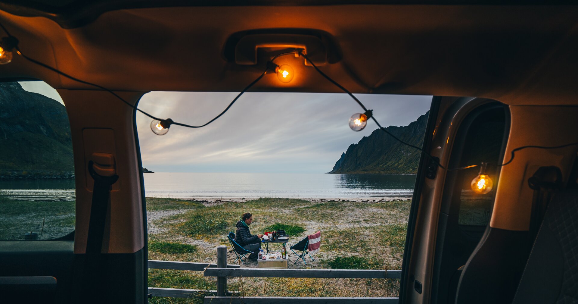 Blick aus dem CROSSCAMP an den Strand in Norwegen