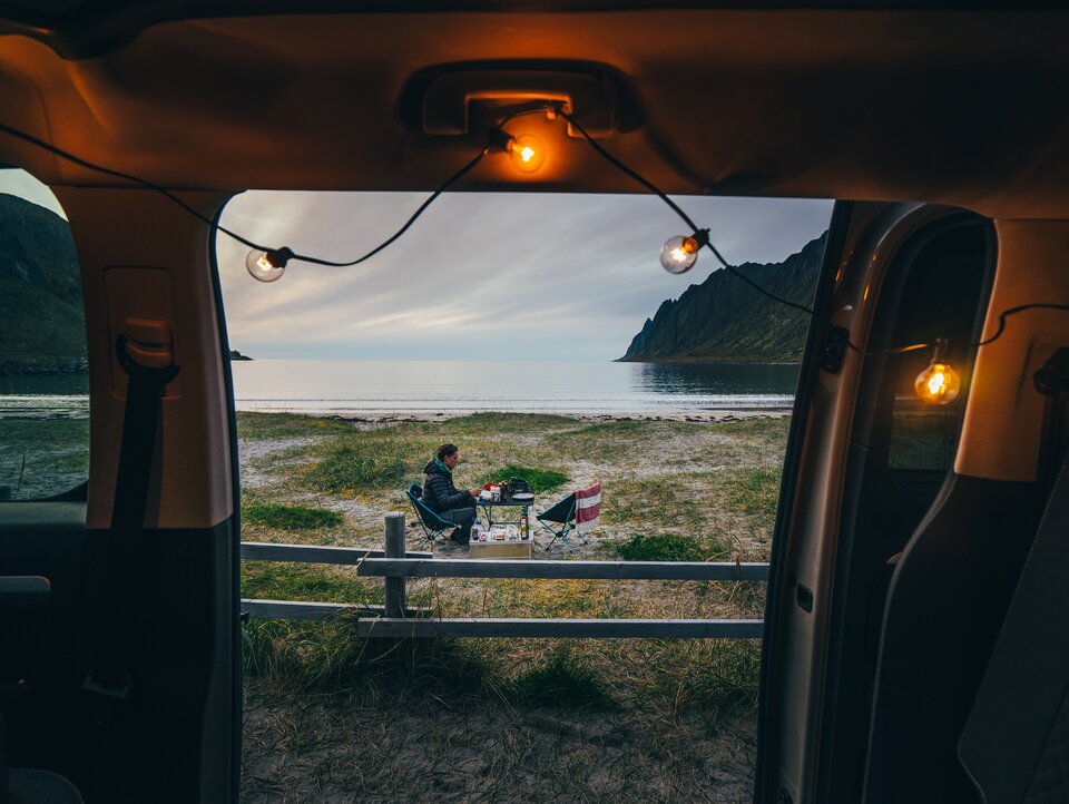 Blick aus dem CROSSCAMP an den Strand in Norwegen