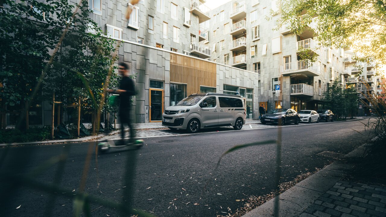 CROSSCAMP Camper Van auf Parkplatz in norwegischer Stadt