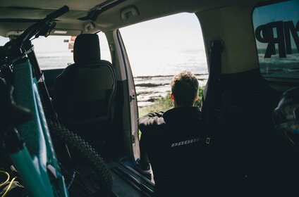 MTB-Profi George Brannigan genießt Ausblick aus dem CROSSCAMP auf das Meer während seiner Europa-Reise