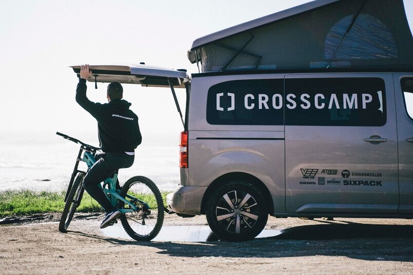 Mountainbiker George Brannigan entdeckt MTB Trails in Europa mit CROSSCAMP