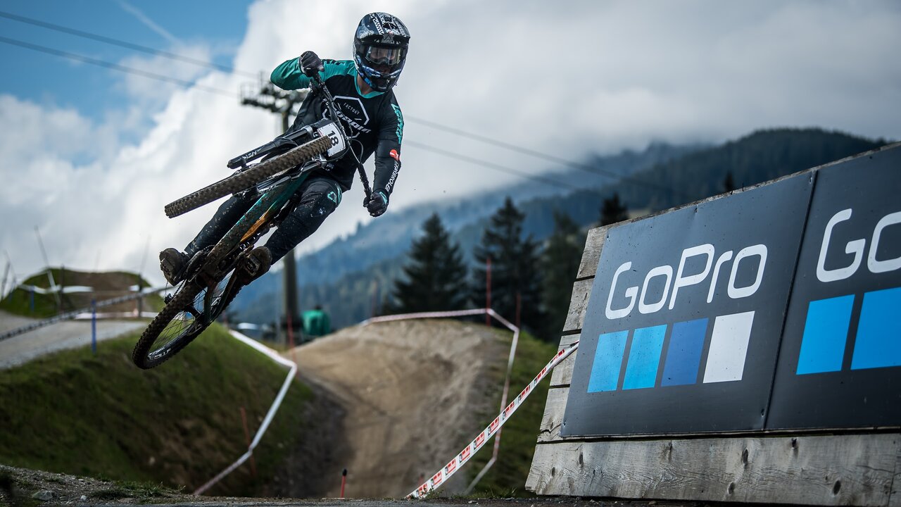 MTB-Profi George Brannigan bei Downhill-Rennen