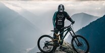 MTB-Profi George Brannigan auf einem Berg