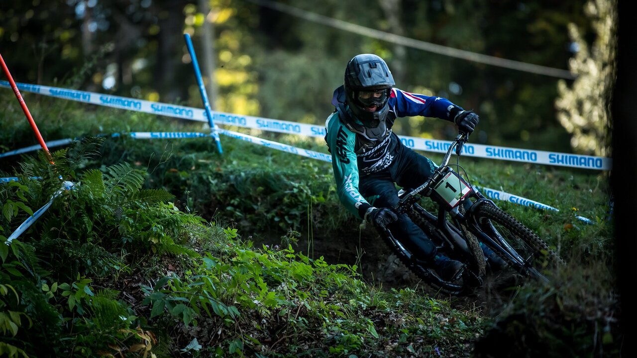 MTB-Profi George Brannigan bei Downhill-Rennen