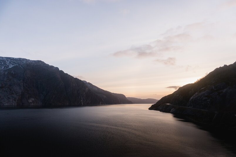 Blick auf Fjord in Norwegen während Skandinavien-Rundreise ans Nordkap