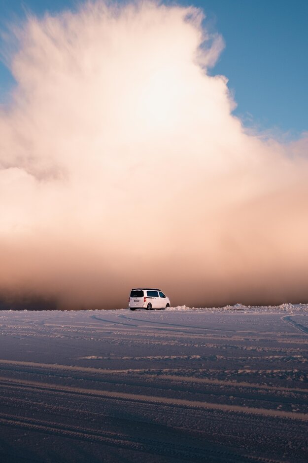 CROSSCAMP vor rosa Himmel während Norwegen-Roadtrip ans Nordkap