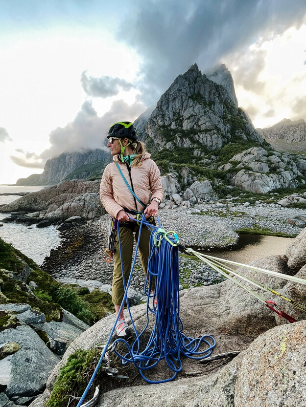 Caja Schöpf beim Klettern auf den Lofoten