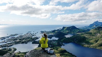 Caja Schöpf genießt Ausblick in Norwegen