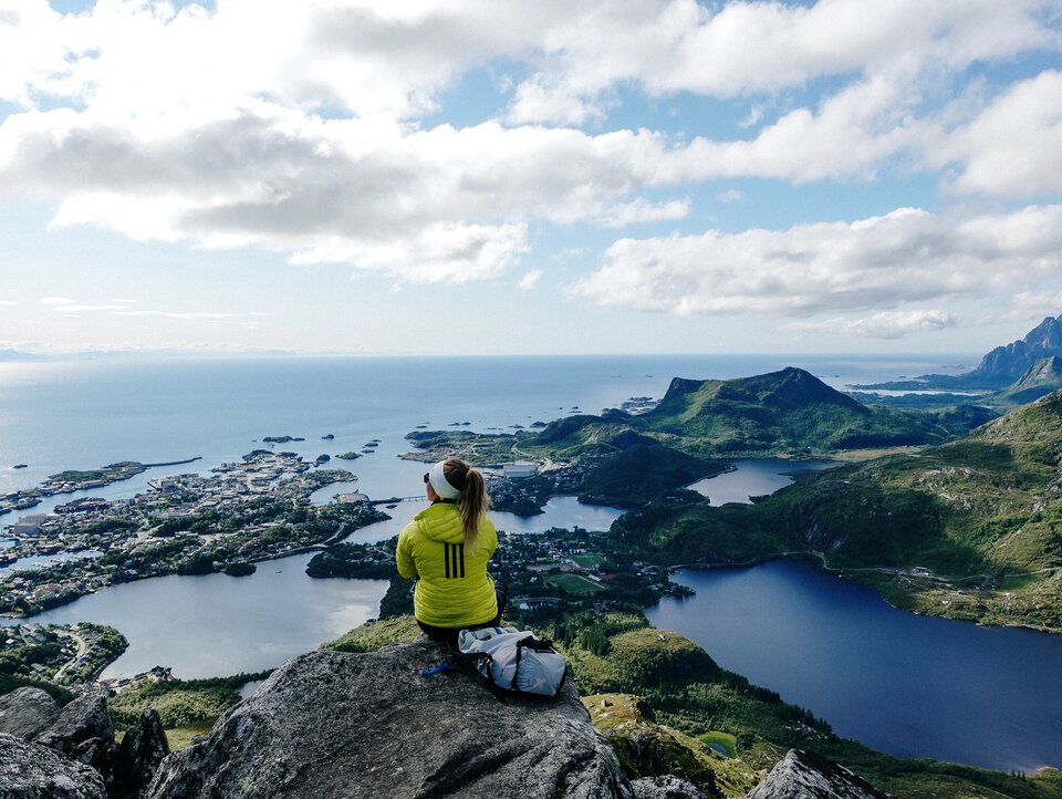 Caja Schöpf genießt Ausblick in Norwegen