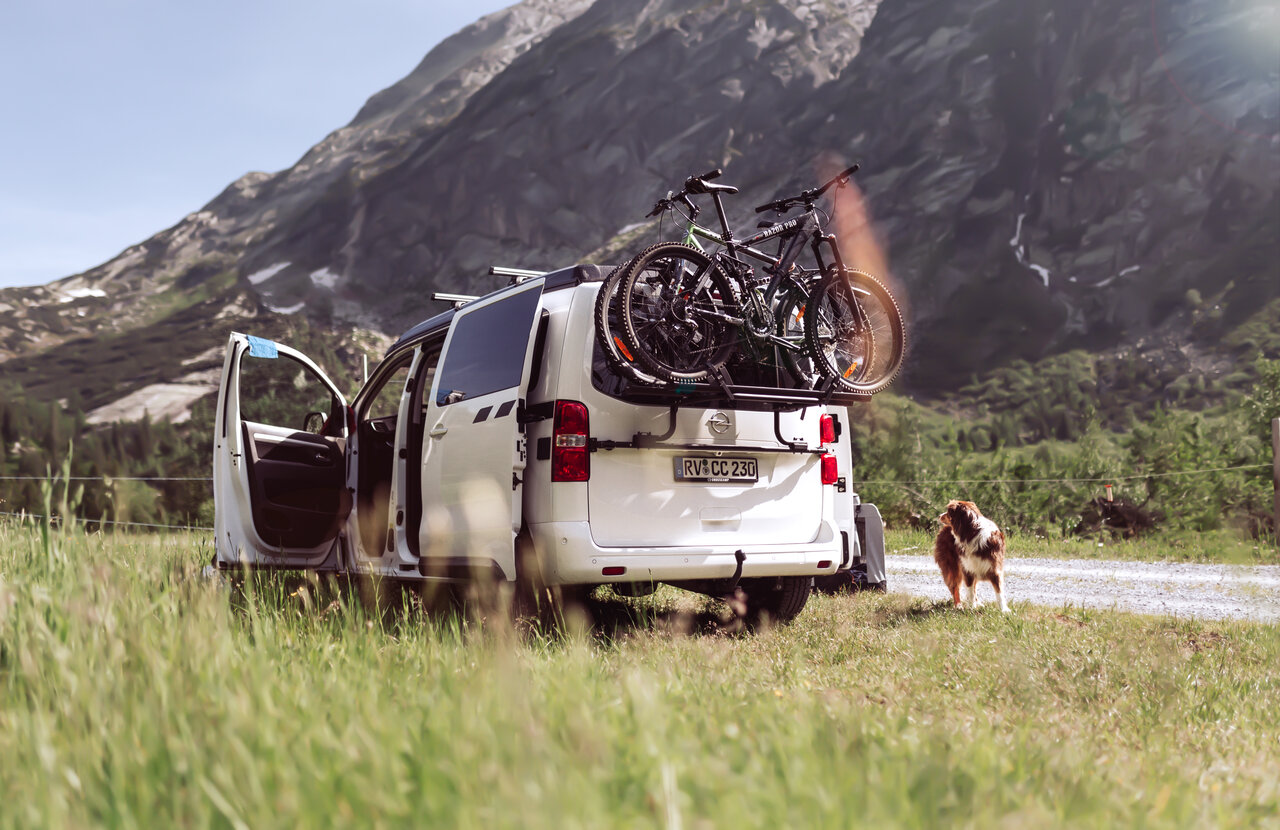 Carly Eck unterwegs in den Bergen mit ihrem Hund im CROSSCAMP