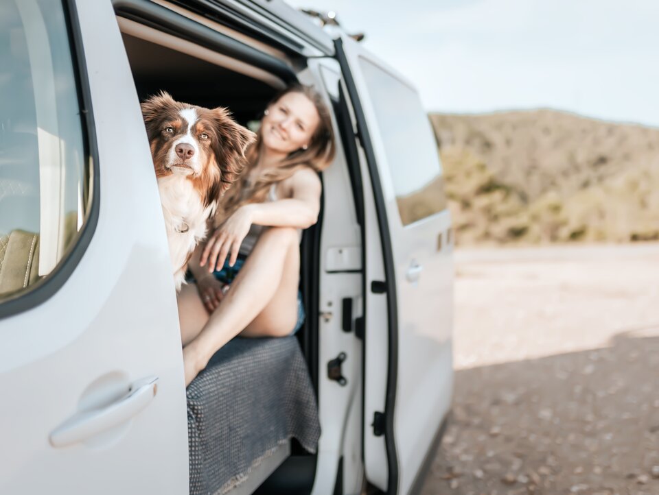 Carly Eck und ihr Hund gemeinsam unterwegs im CROSSCAMP