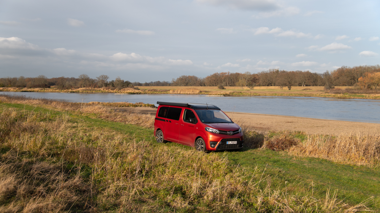 CROSSCAMP parkt neben einem See in der Natur