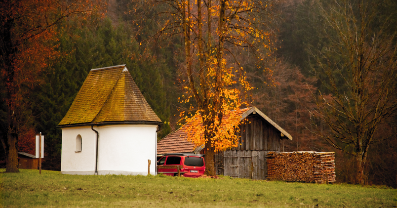 CROSSCAMP parkt neben einer Kapelle in der herbstlichen Natur