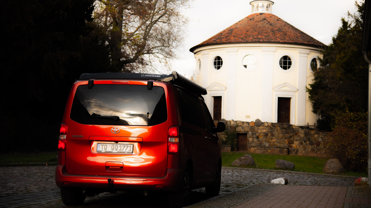 CROSSCAMP parkt vor einer Kapelle