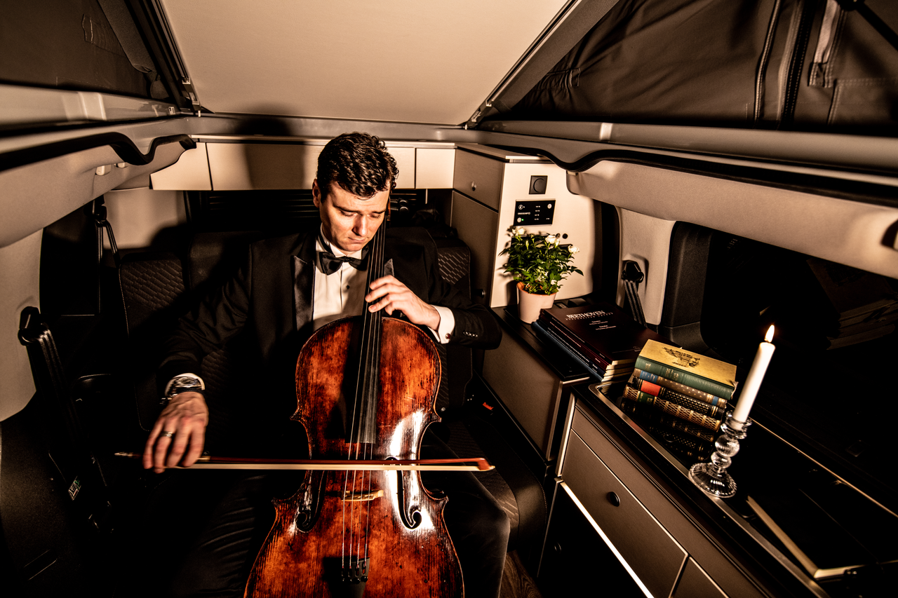 Johannes Raab spielt im CROSSCAMP Cello