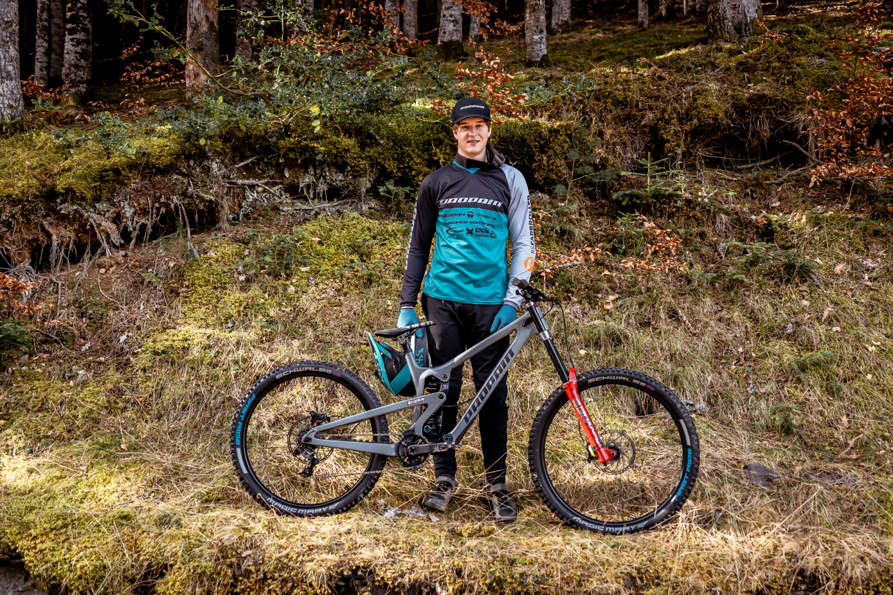 Henry Kerr vor seinem Propain Mountainbike