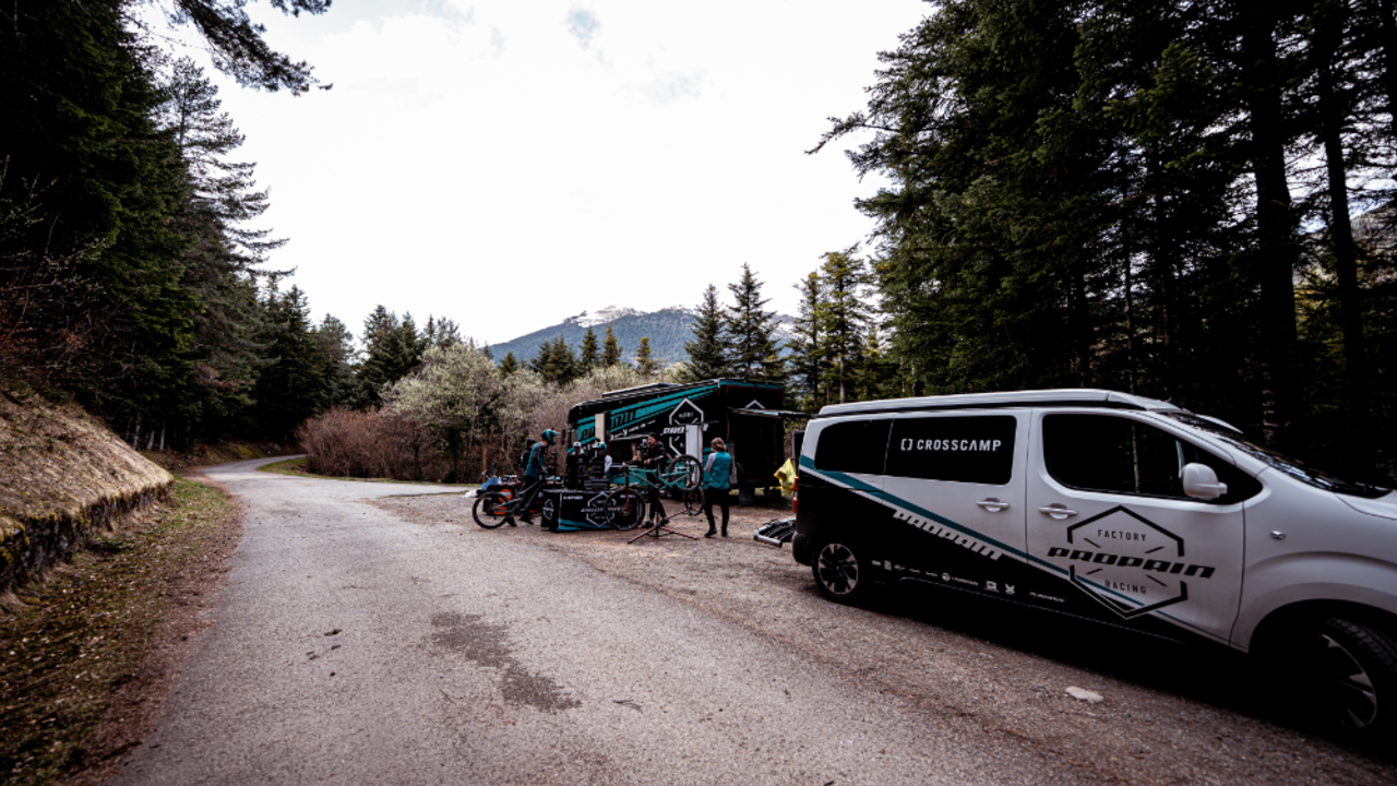 Crosscamp und Trailer des Mountainbike Propain Factory Racing Teams