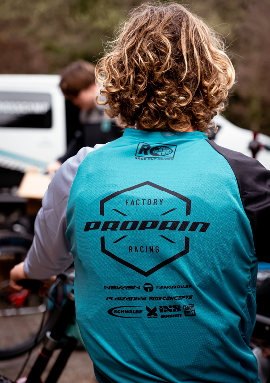 Renn-Shirt des Propain Factory Racing Teams