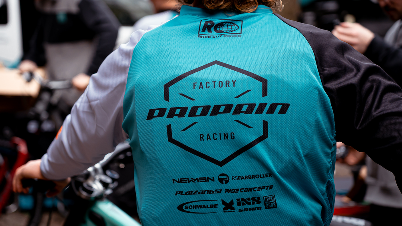 Renn-Shirt des Propain Factory Racing Teams