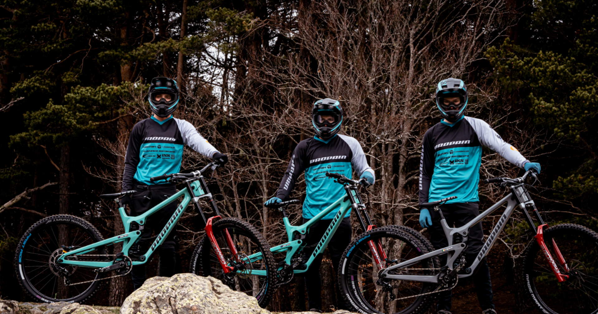 Team von Propain Factory Racing vor ihren Propain-Bikes