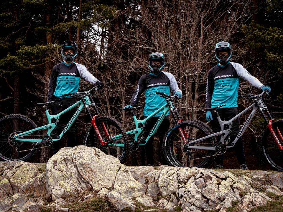 Team von Propain Factory Racing vor ihren Propain-Bikes