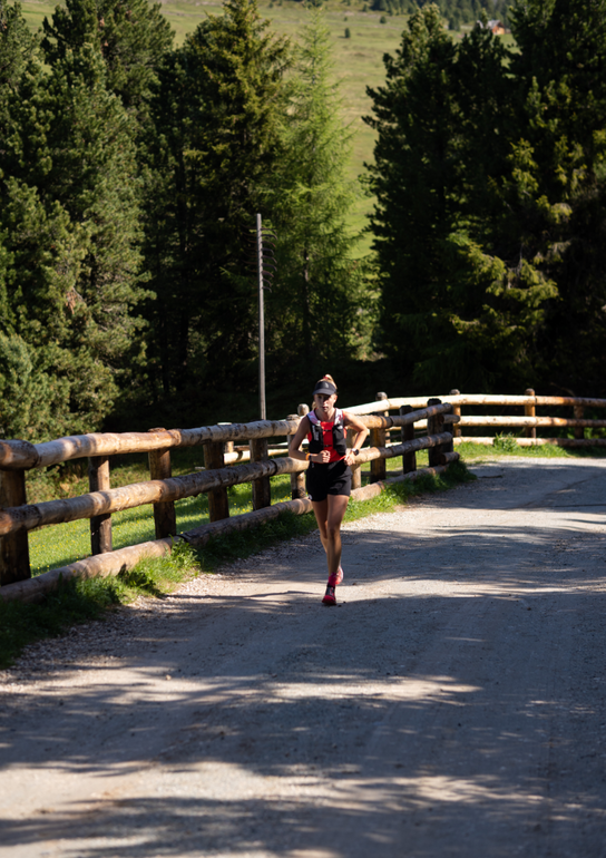 Trailrunnerin Ida-Sophie Hegemann während FKT-Rekordversuch auf Dolorama Höhenweg