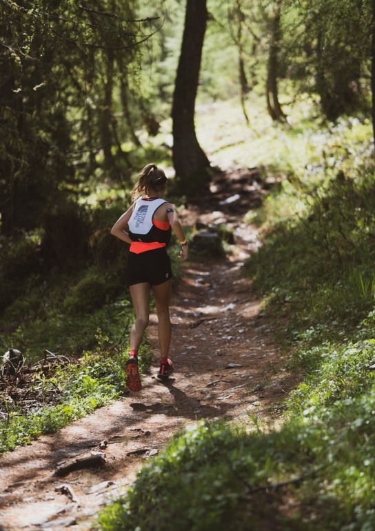 Trailrunnerin Ida-Sophie Hegemann während FKT-Rekordversuch auf Dolorama Höhenweg