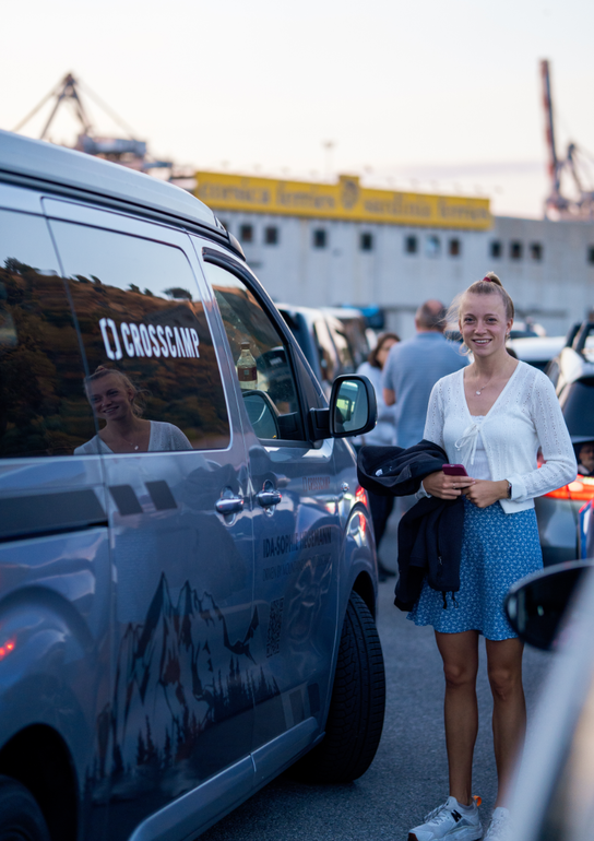 Trailrunnerin Ida-Sophie auf der Fähre nach Korsika mit dem CROSSCAMP