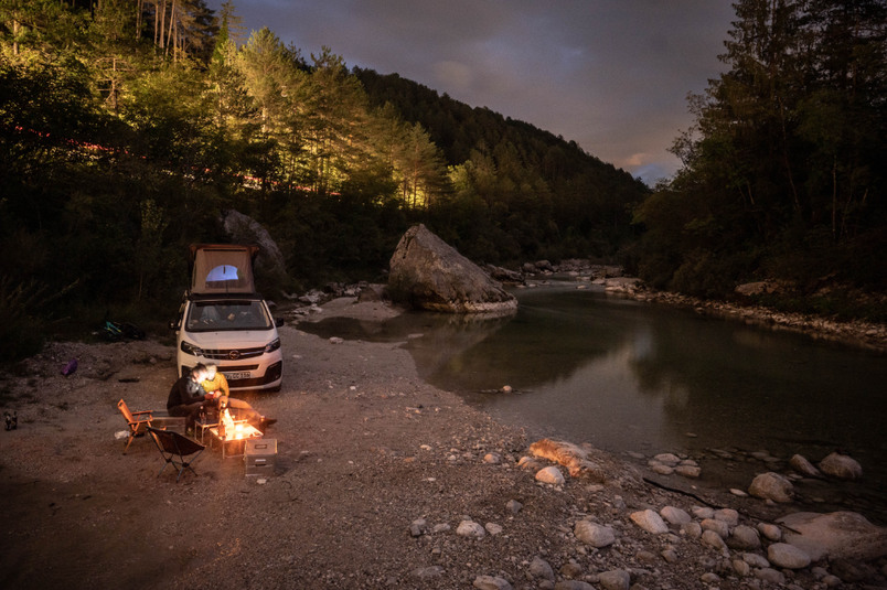 Camping im nächtlichen Soca-Tal in Slowenien