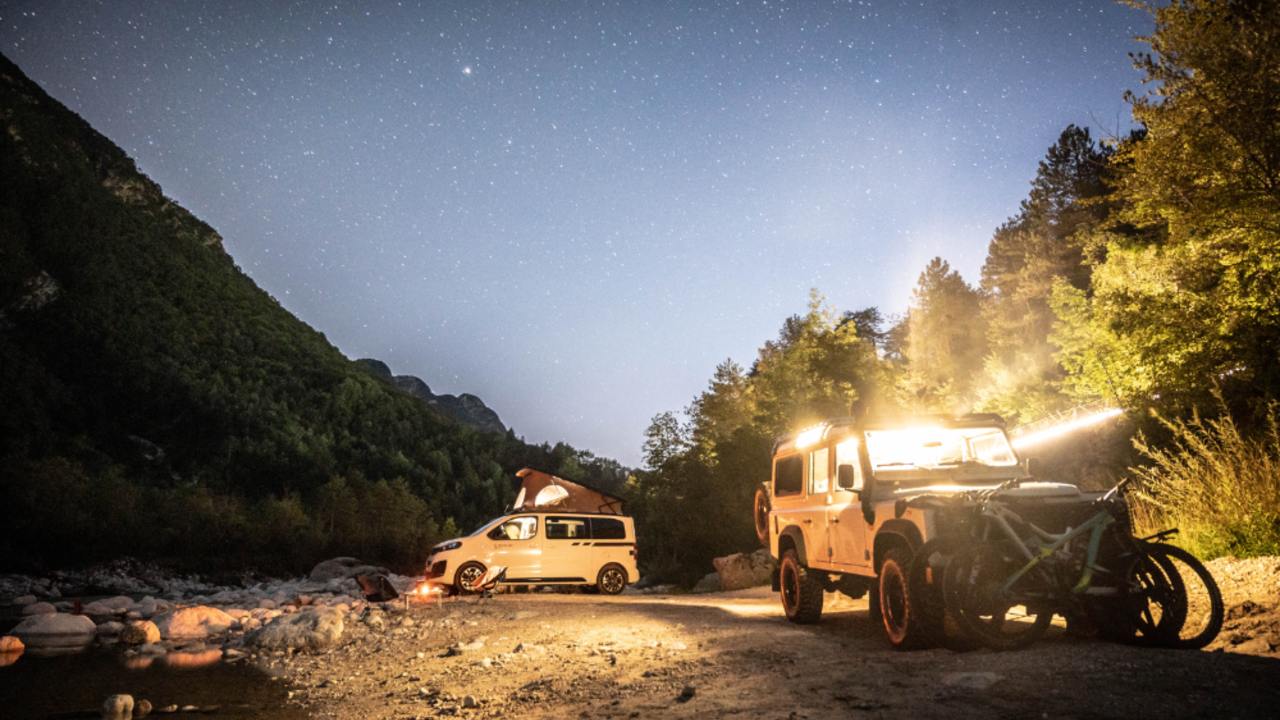 Camping in Slowenien an der nächtlichen Soca