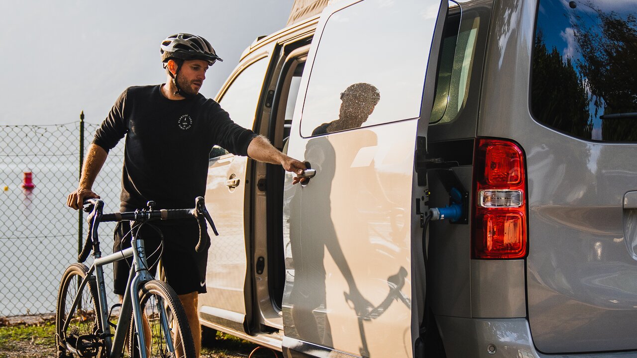 Christopher Nitschke auf dem Fahrrad neben dem CROSSCAMP in Italien