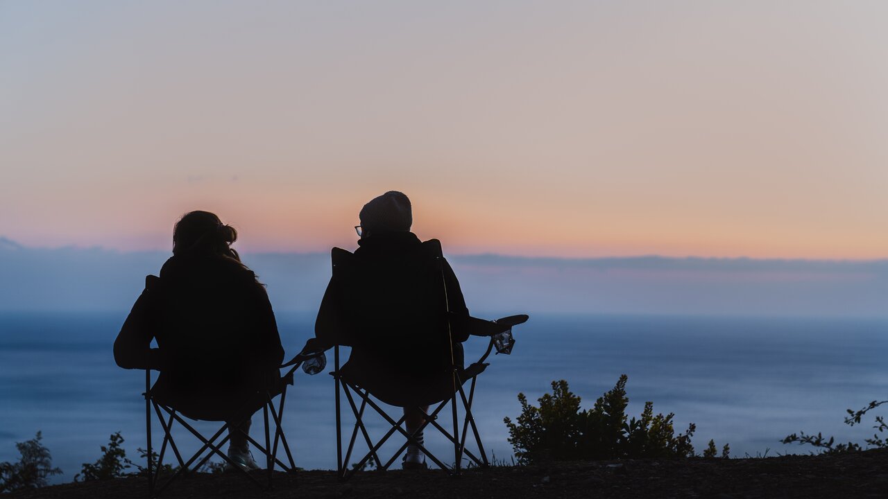 Paar genießt romantischen Abend beim Camping in der Toskana