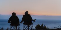 Paar genießt romantischen Abend beim Camping in der Toskana