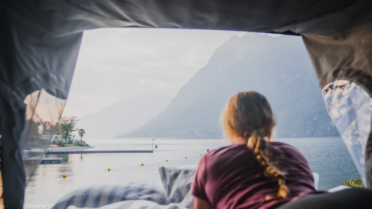 Blick über Gardasee aus Dachzelt des CROSSCAMPs