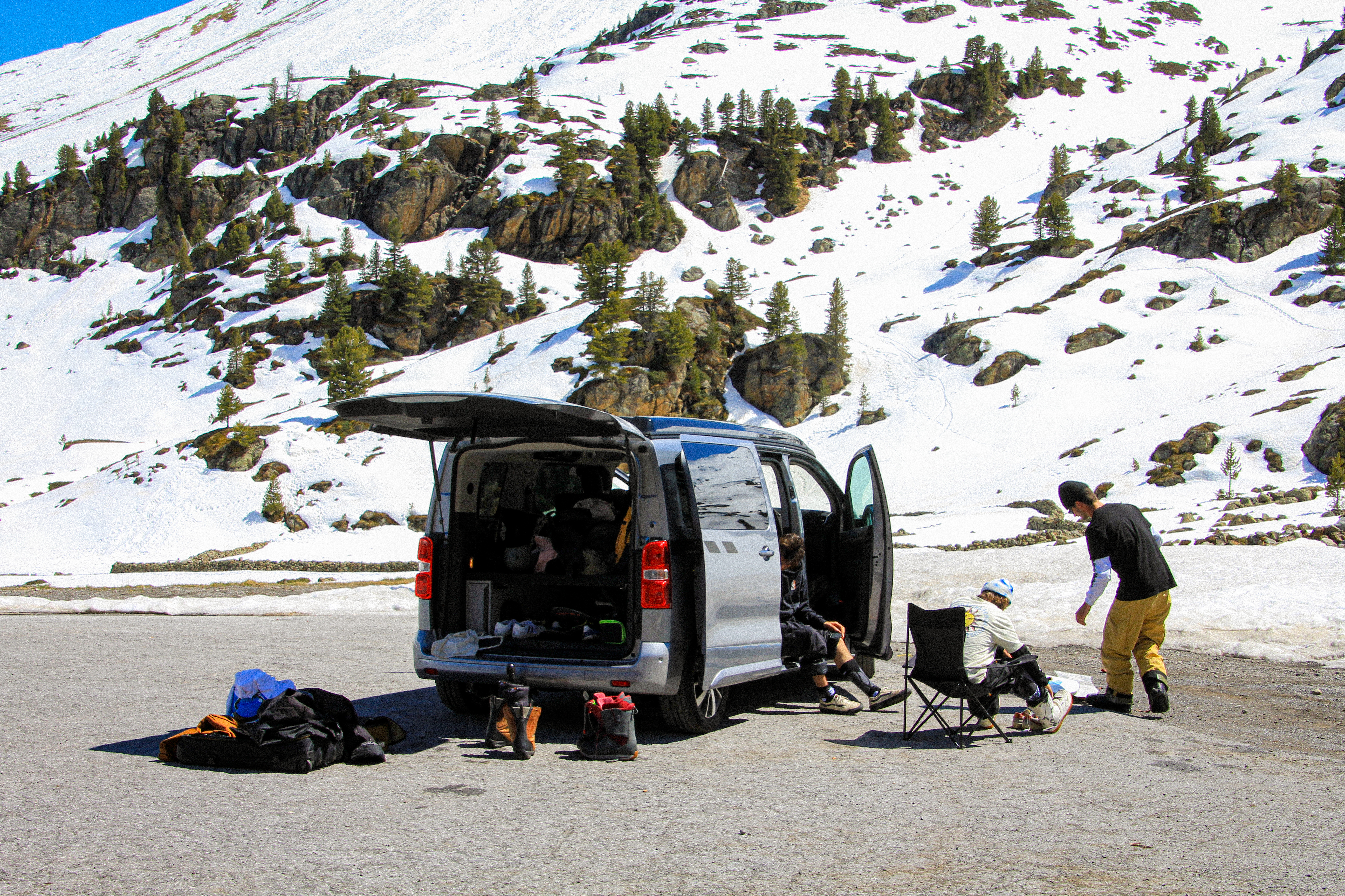 Snowboarder Yanneck Konda und sein Team vor dem CROSSCAMP LITE