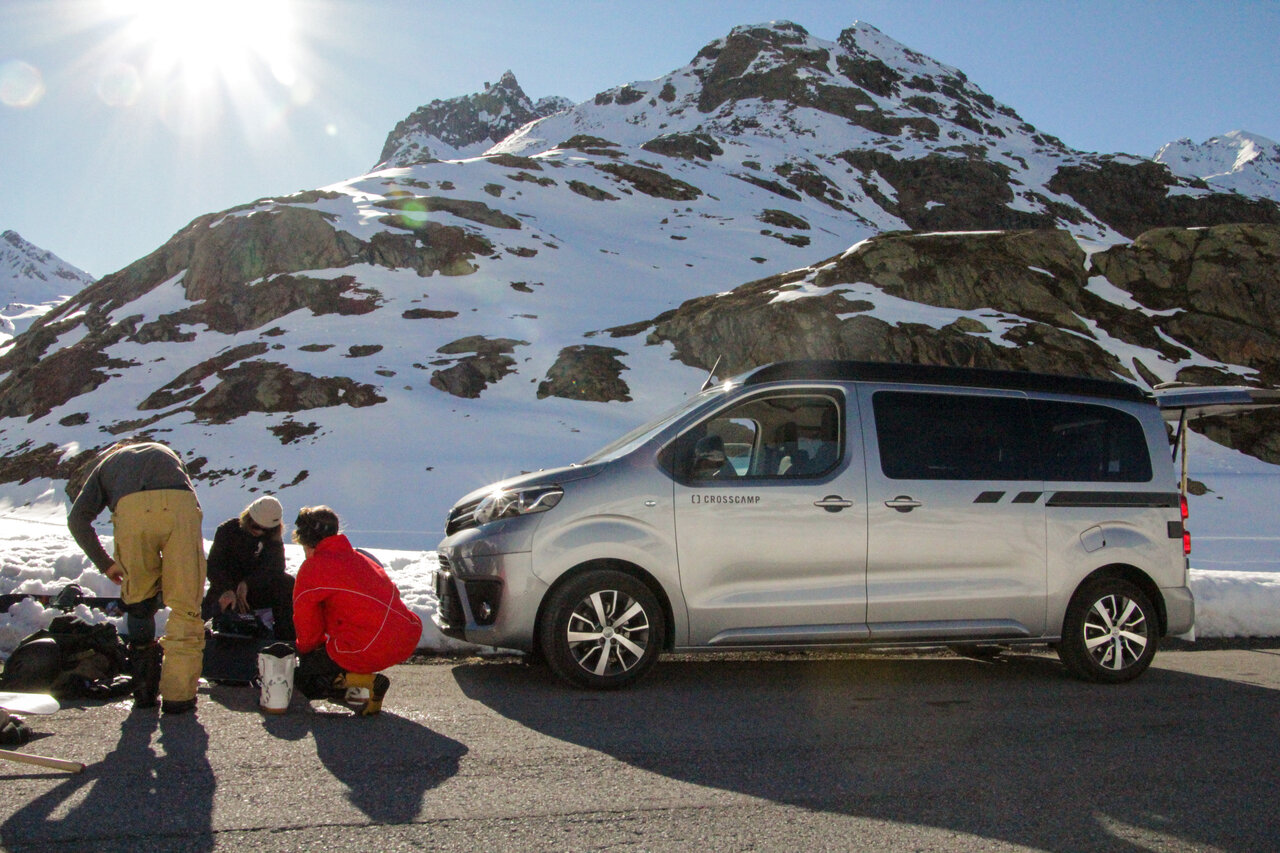 Snowboarder Yanneck Konda und seine Film-Crew vor dem CROSSCAMP LITE