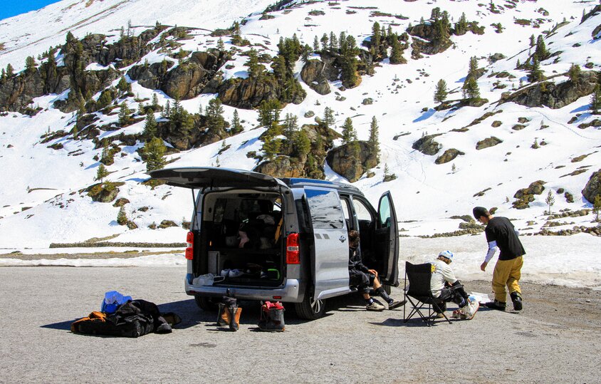 Snowboarder Yanneck Konda und sein Team vor dem CROSSCAMP LITE